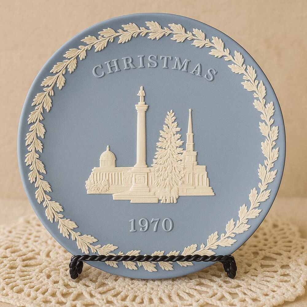 Wedgwood Jasperware Christmas Collector Plates Set of 4 - Picture 3 of 4